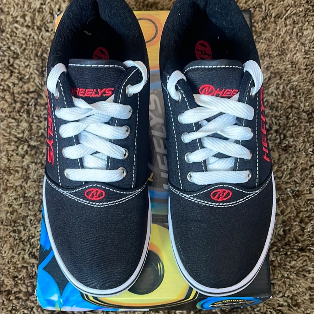 Heelys Black and White with Red Accents size Y5/UK 4/ Eur 36.5